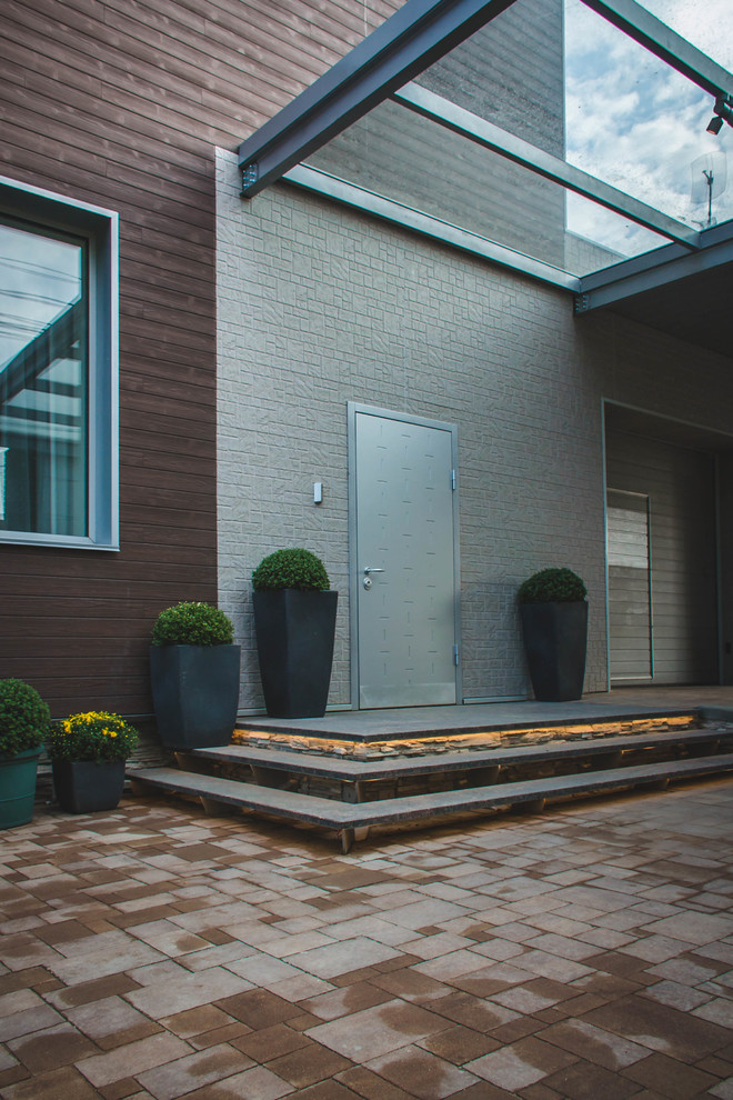 Дом в современном стиле с консольной лестницей