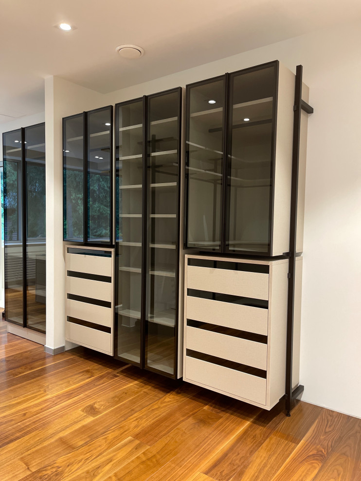 Распашной шкаф с системой RPE raumplus и Гардеробная система UNO raumplus