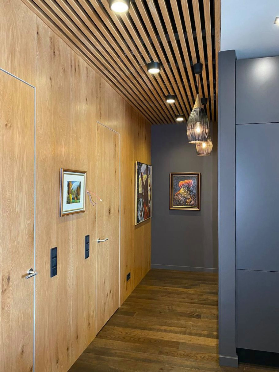 Обложка проекта: Скрытые двери в одном стиле со стеновыми панелями и реечное обрамление потолка