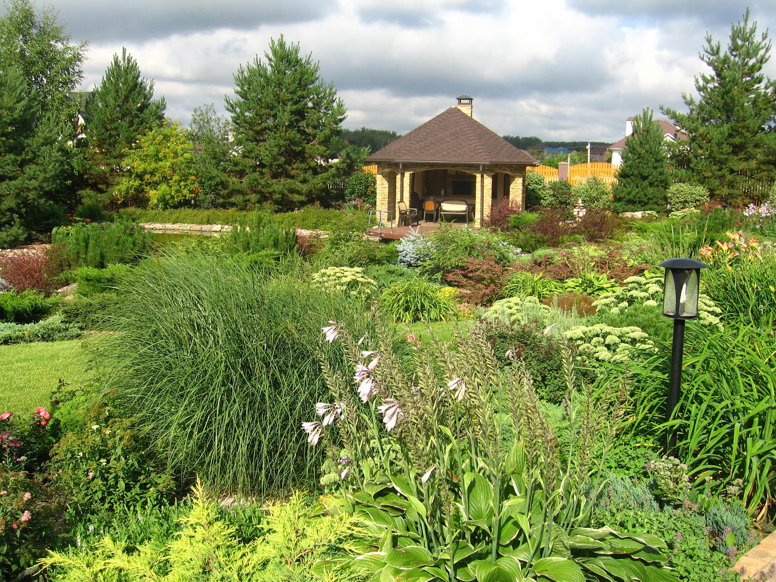 Авторские сады. На берегу водоема.