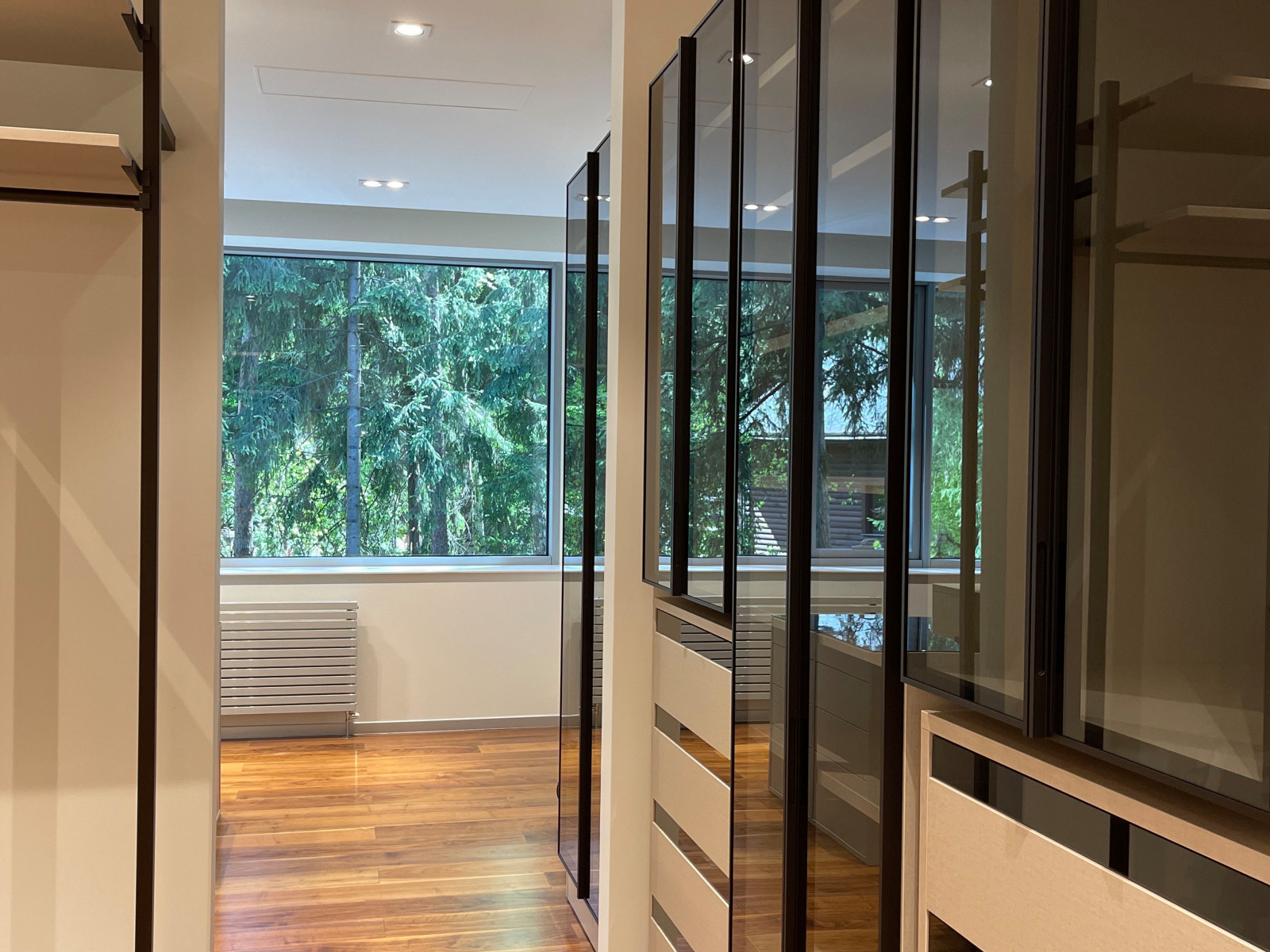 Распашной шкаф с системой RPE raumplus и Гардеробная система UNO raumplus