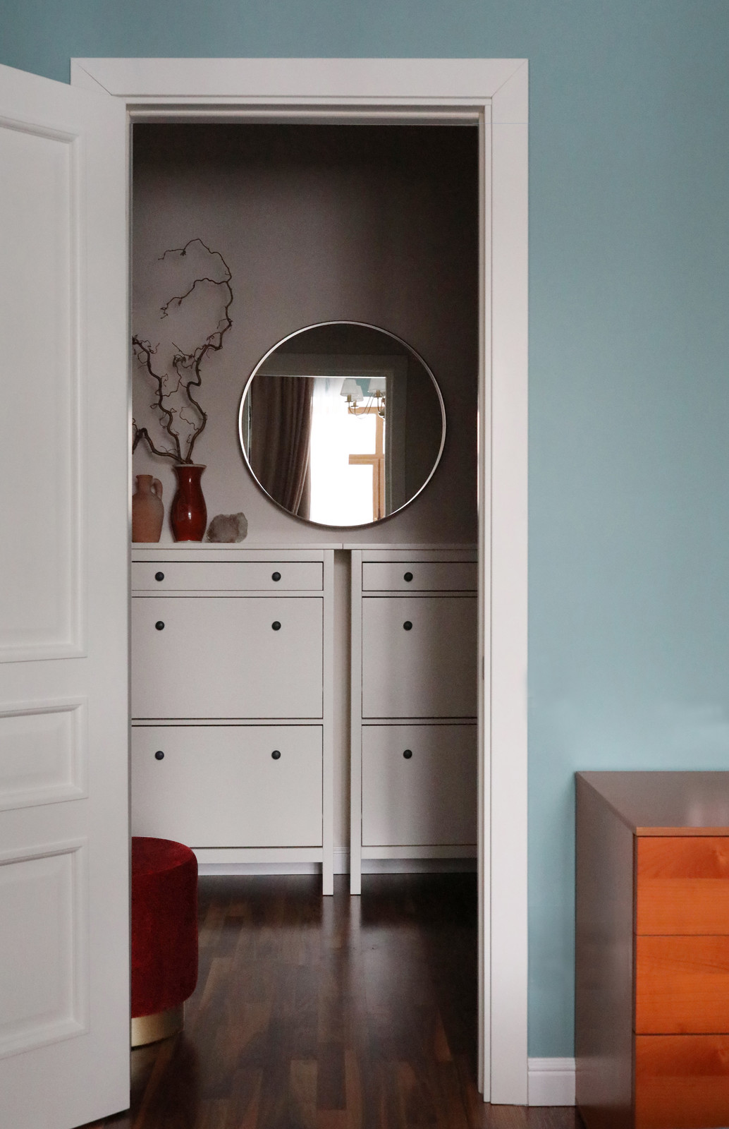 Вид из спальни на прихожую