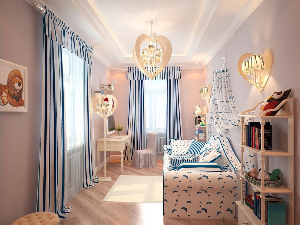 У Ростральных колонн