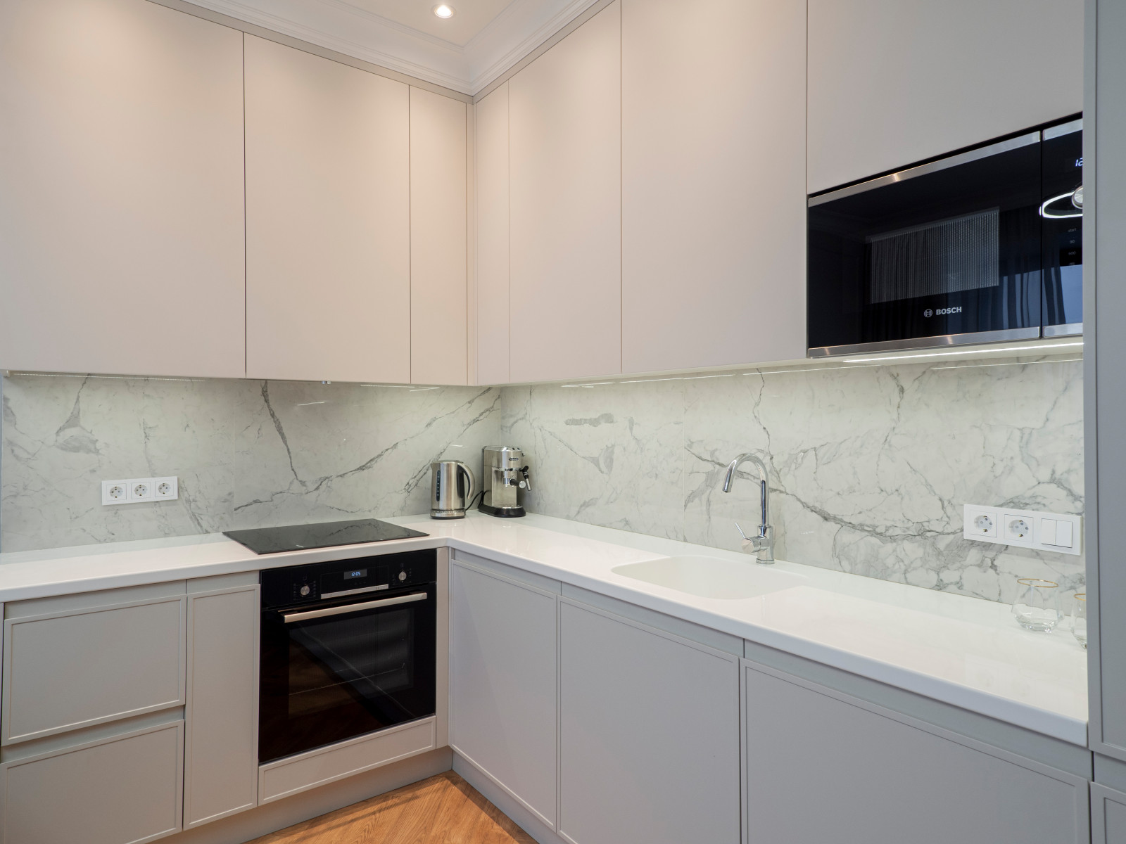 Белая кухня в стиле минимализм