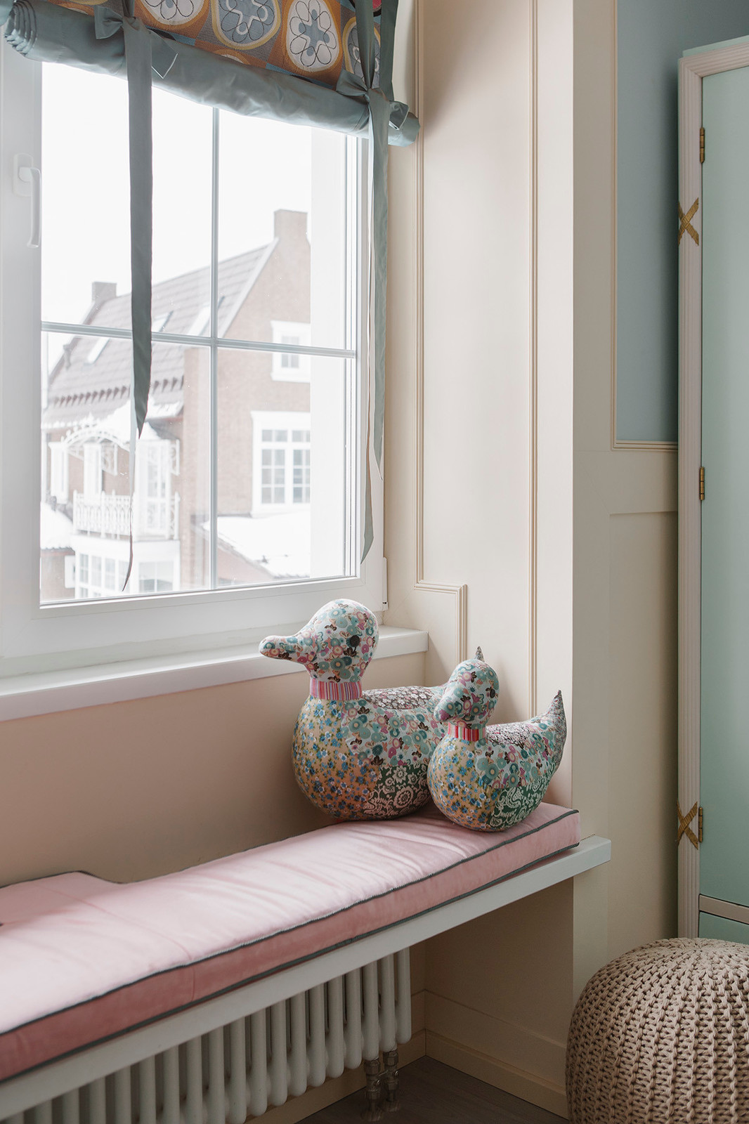 Яркий современный дизайн трехэтажного таунхауса площадью 230 кв.м в КП Бристоль