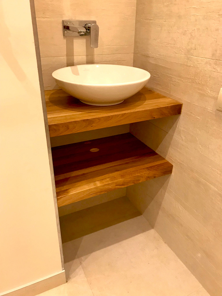 Полочки из дуба в санузел. Раковина Villeroy & Boch.