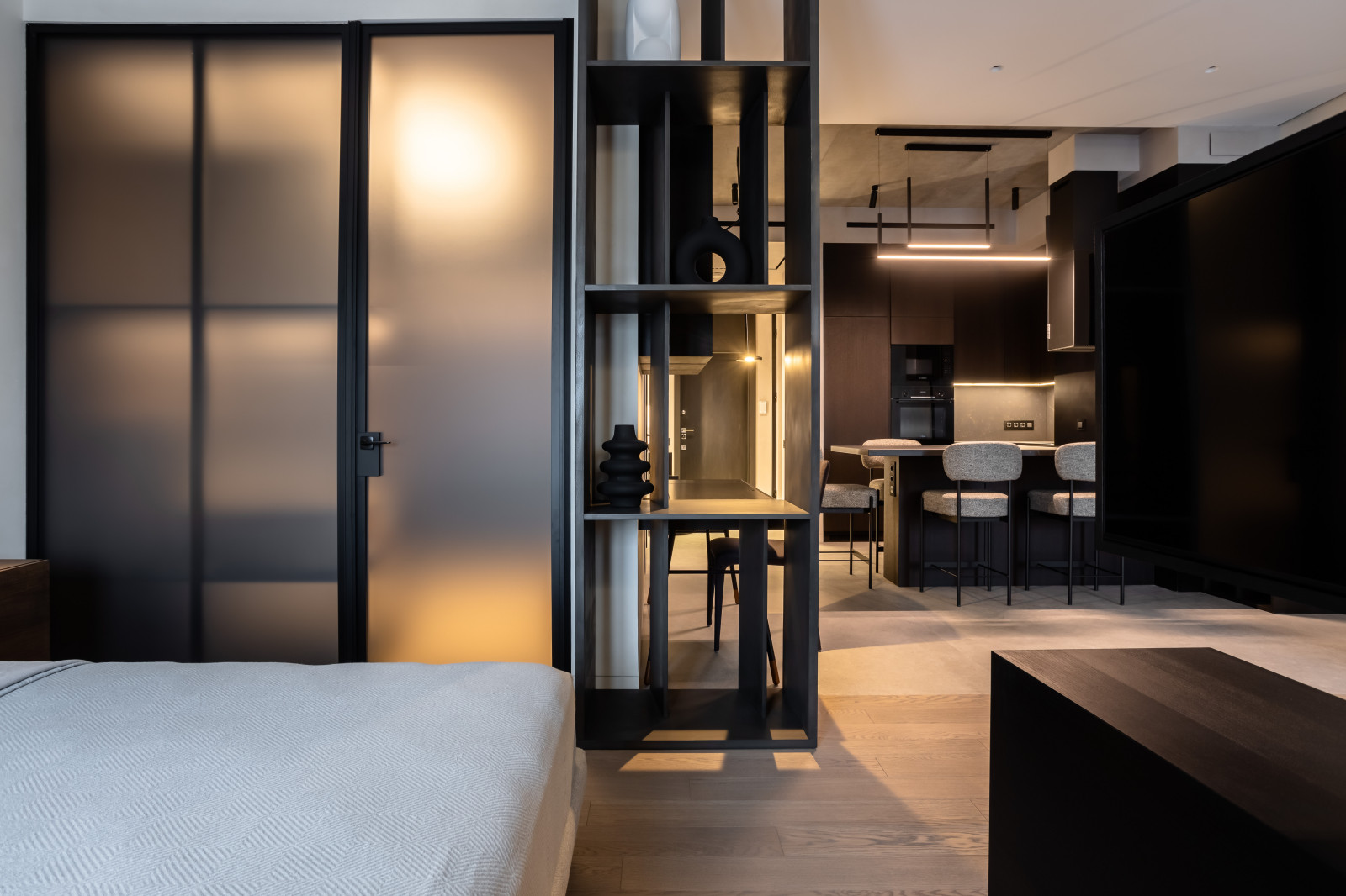 Черно-белая студия с парижским акцентом