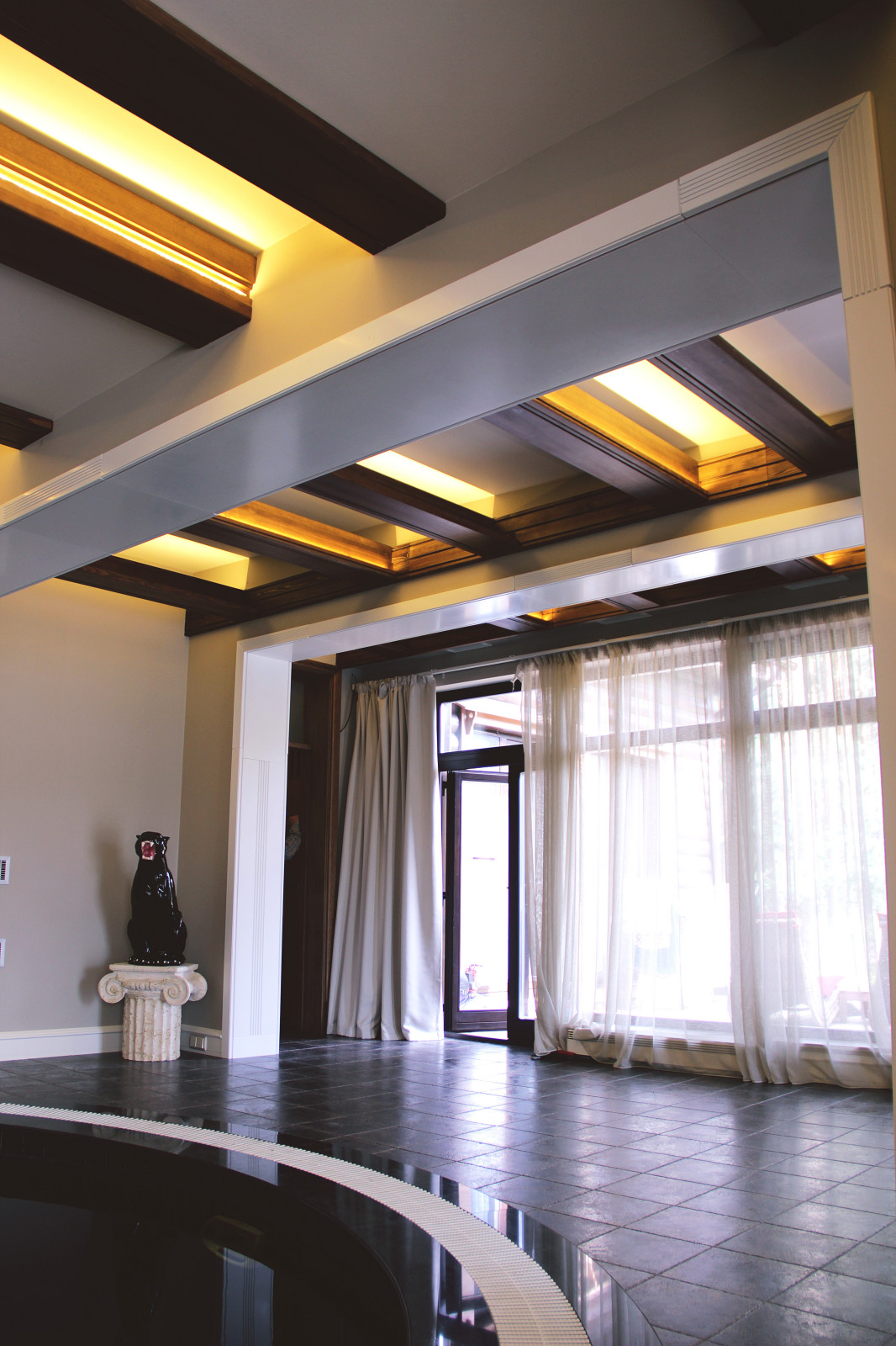 Загородная усадьба у озера.