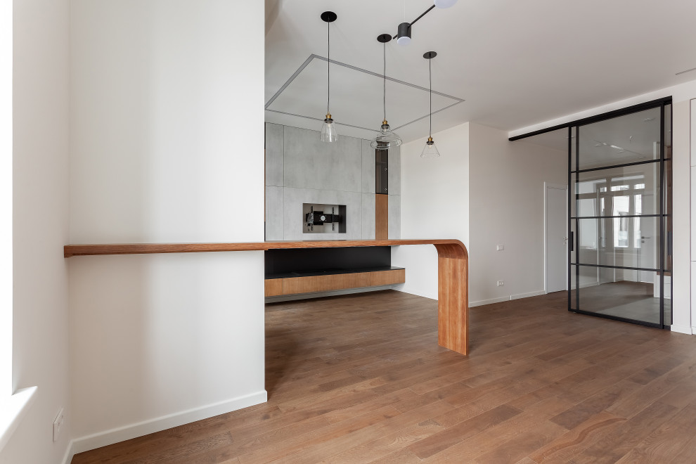 Барная стойка из массива, установленная на опору