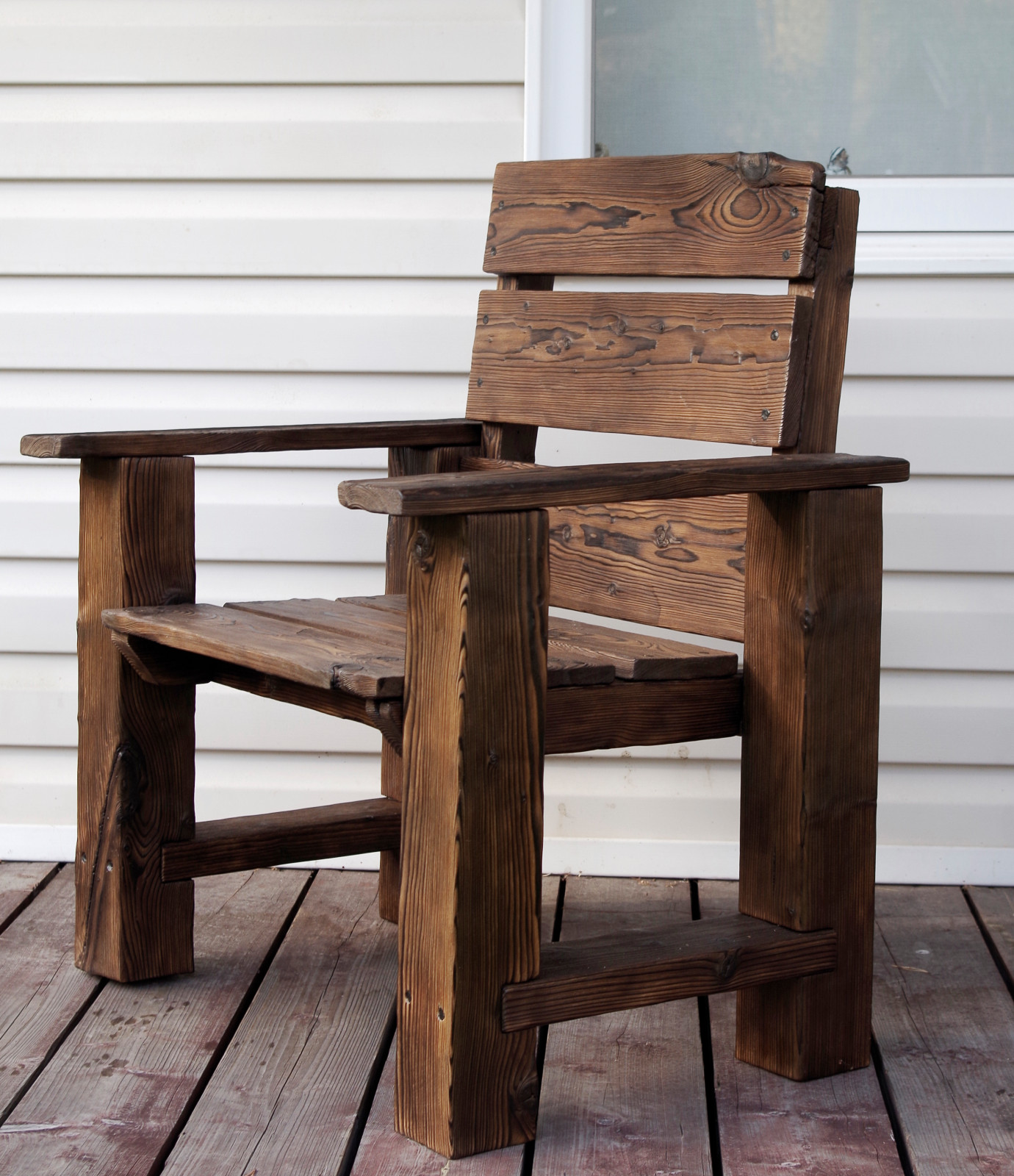 Садовая мебель из обожжённой и брашированной древесины.