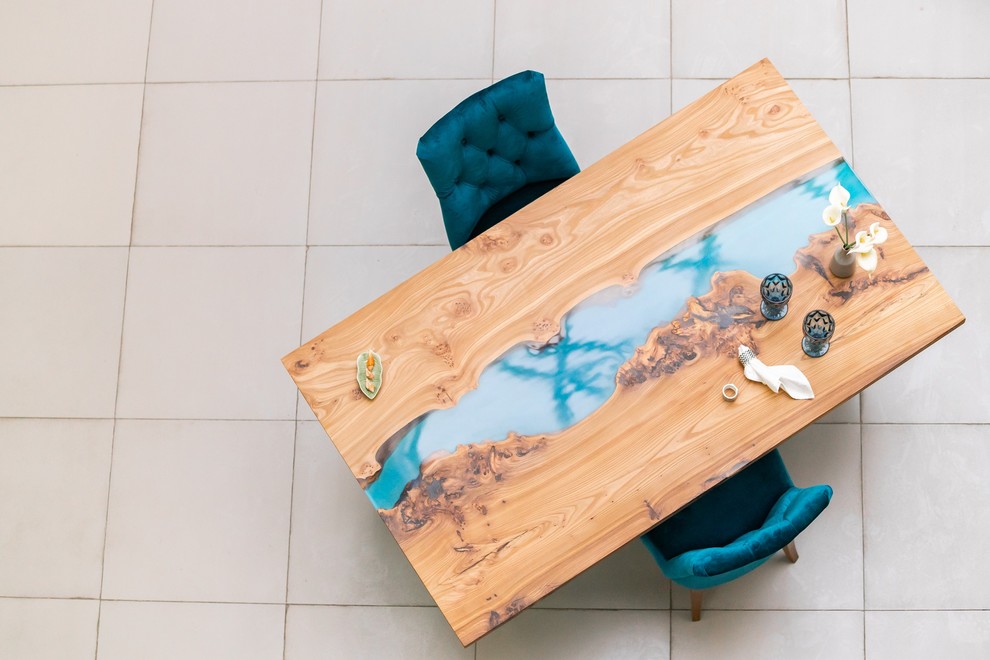 Стол-река из карагача с рекой цвета тиффани+синий павлин