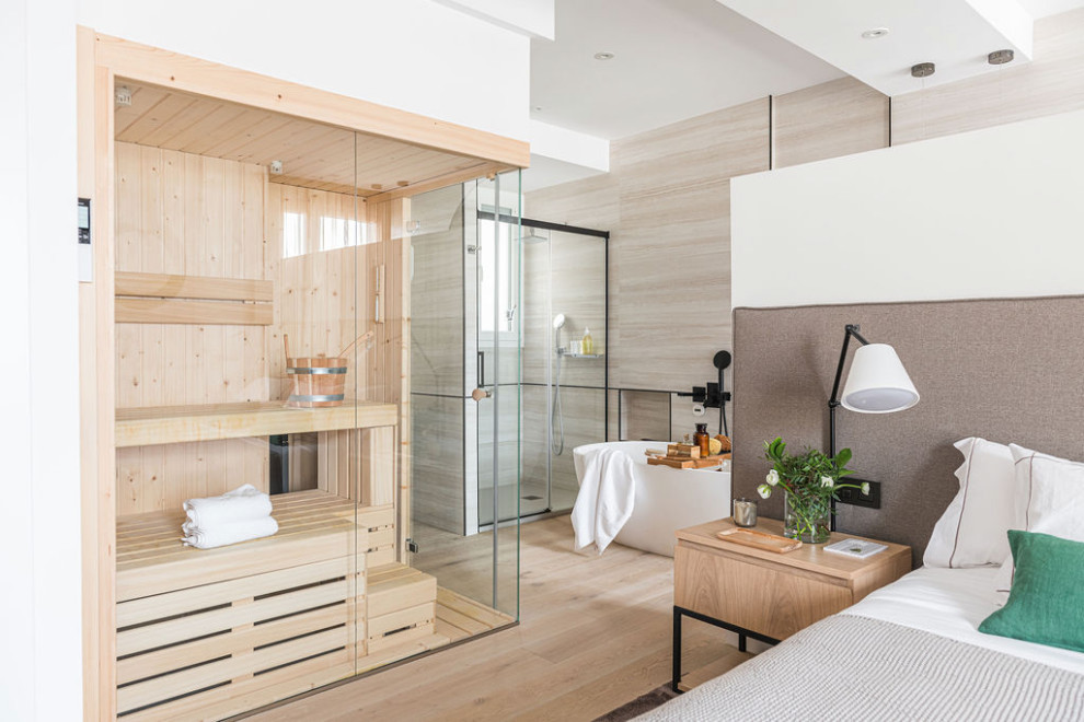 Houzz Испания: Спальня для врача с... сауной