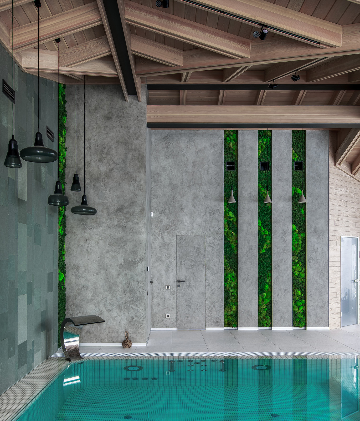 Бассейн в загородном доме