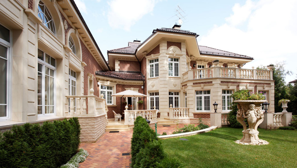 Комбинированная отделка загородного дома