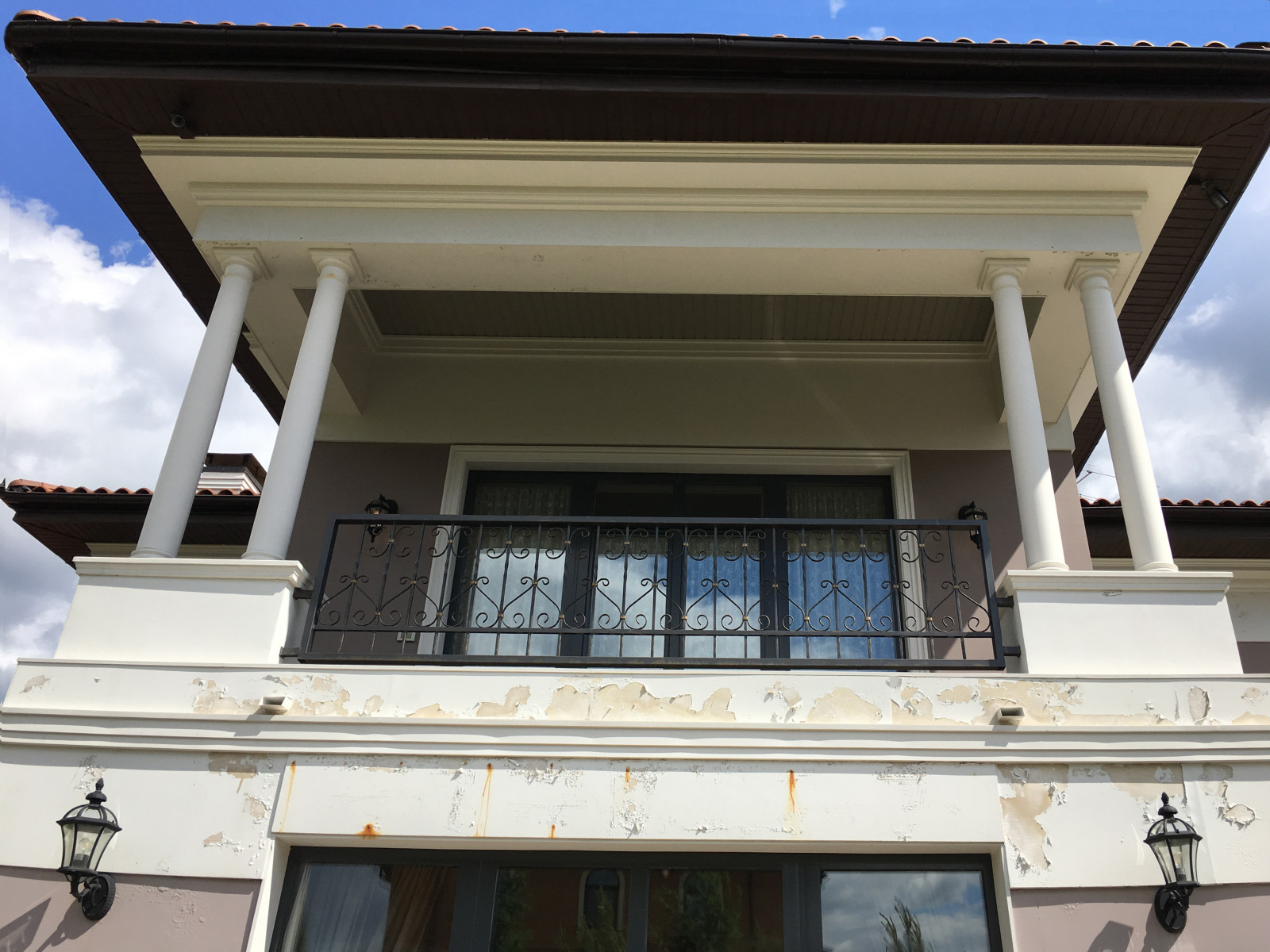 Дизайн и реконструкция фасада загородного дома