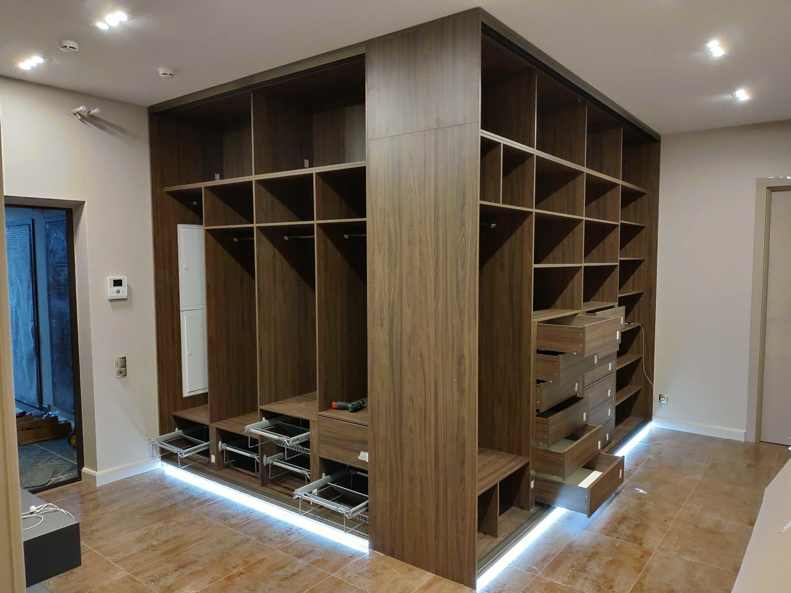 Корпусный шкаф raumplus