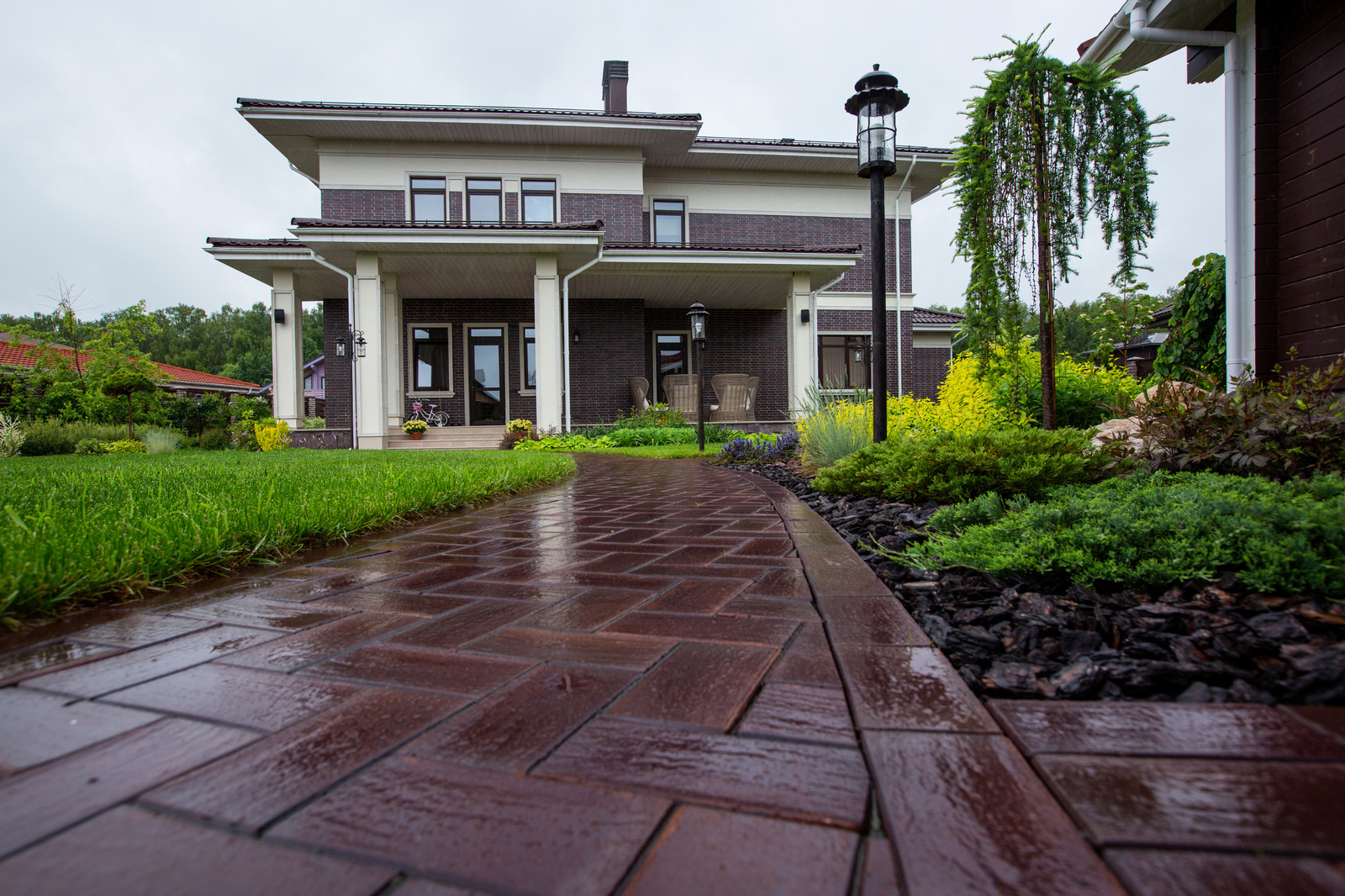 Дом с камином в бежевой гамме