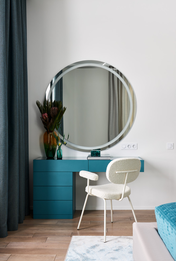 Яркая квартира с желтым диваном и голубой стеной в спальне