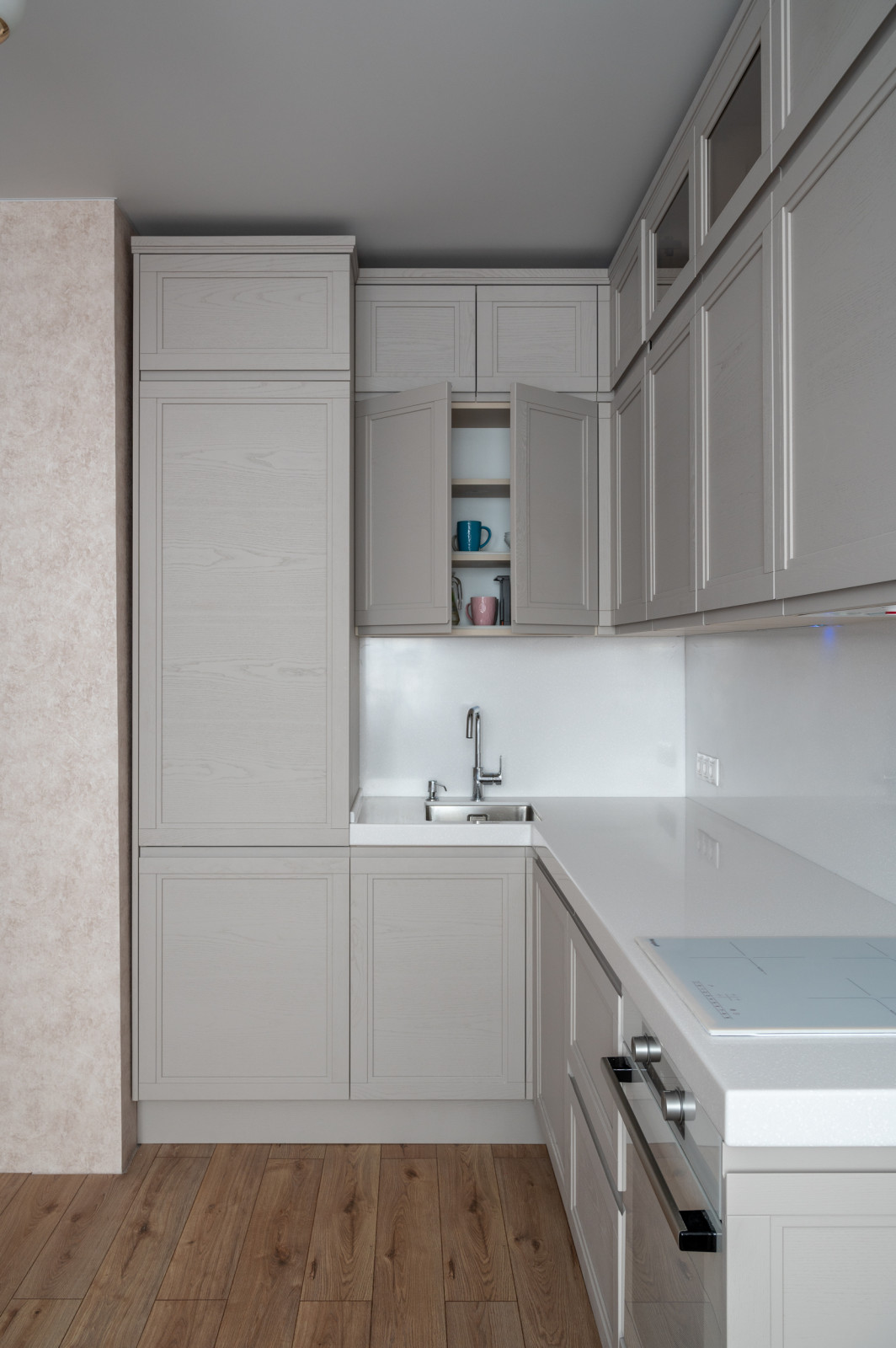 Кухня из массива с интегрированной ручкой