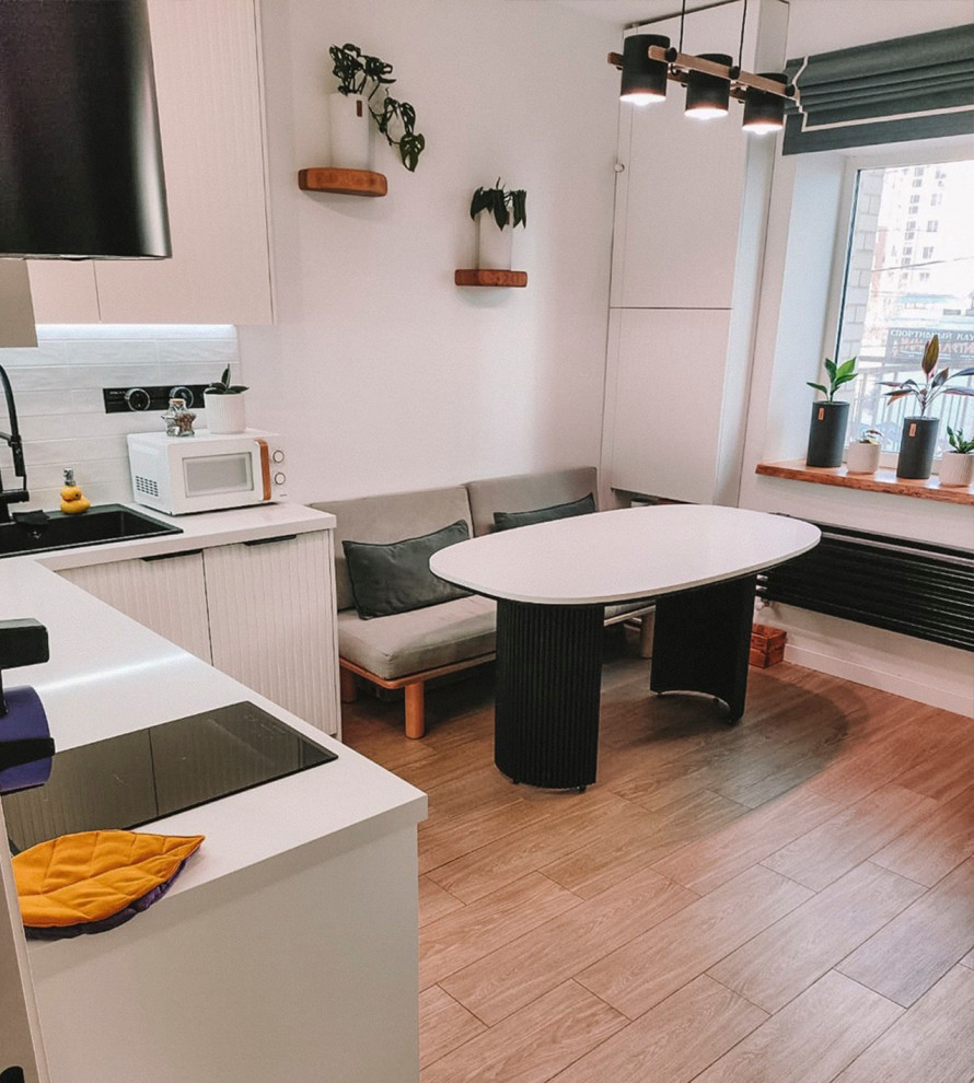 Компактная кухня  с Crystal Absolute White от Technistone.