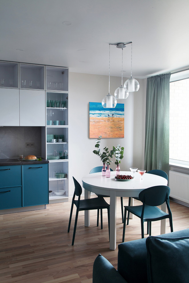 Houzz Беларусь: Квартира со шкафом, функциональным с трех сторон