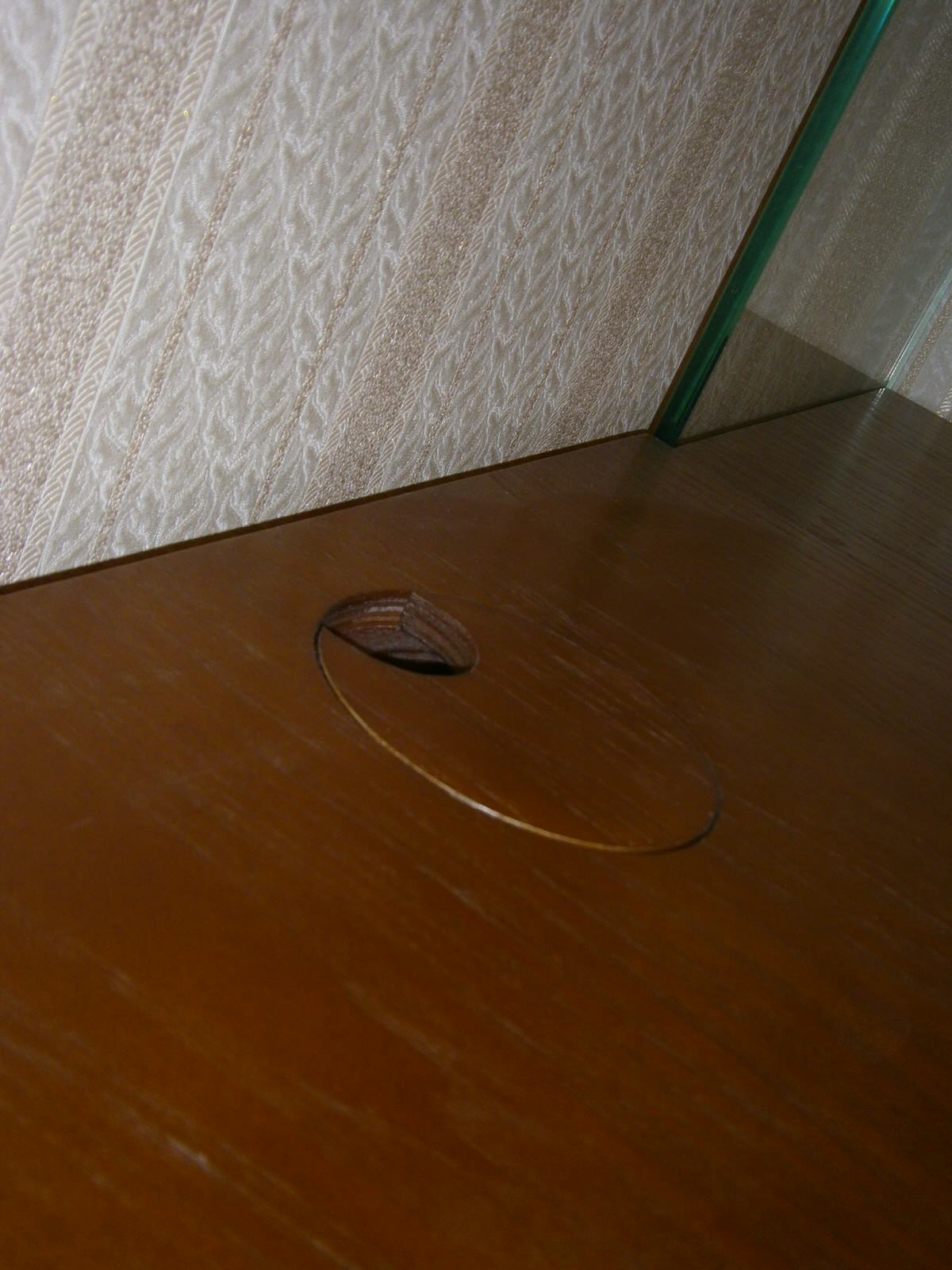 Стол парящий в воздухе.