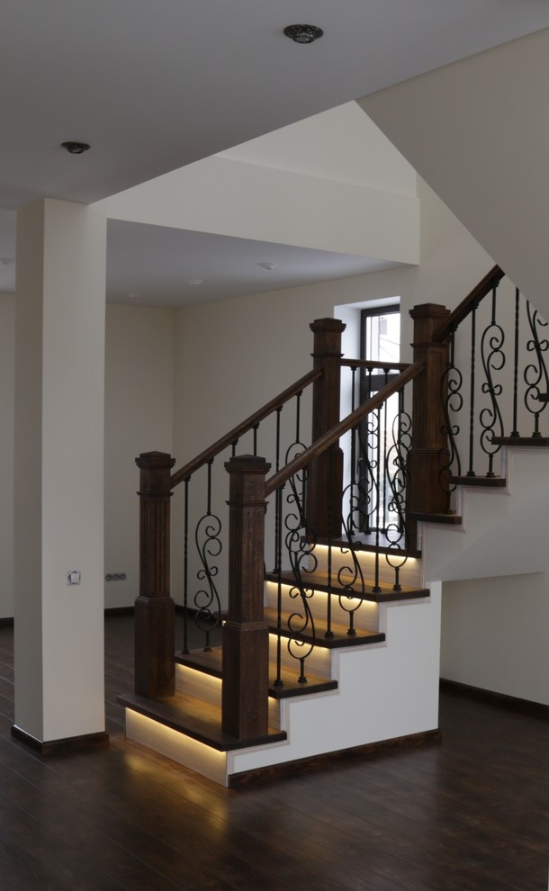 Деревянная лестница с подсветкой