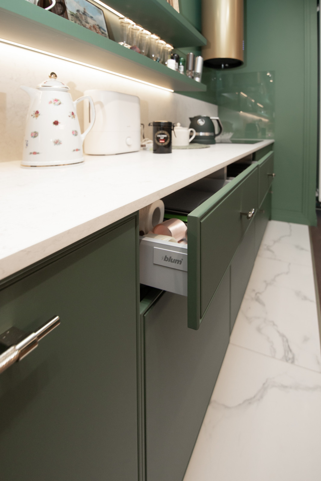 Стильная неоклассическая кухня в темно-изумрудном цвете