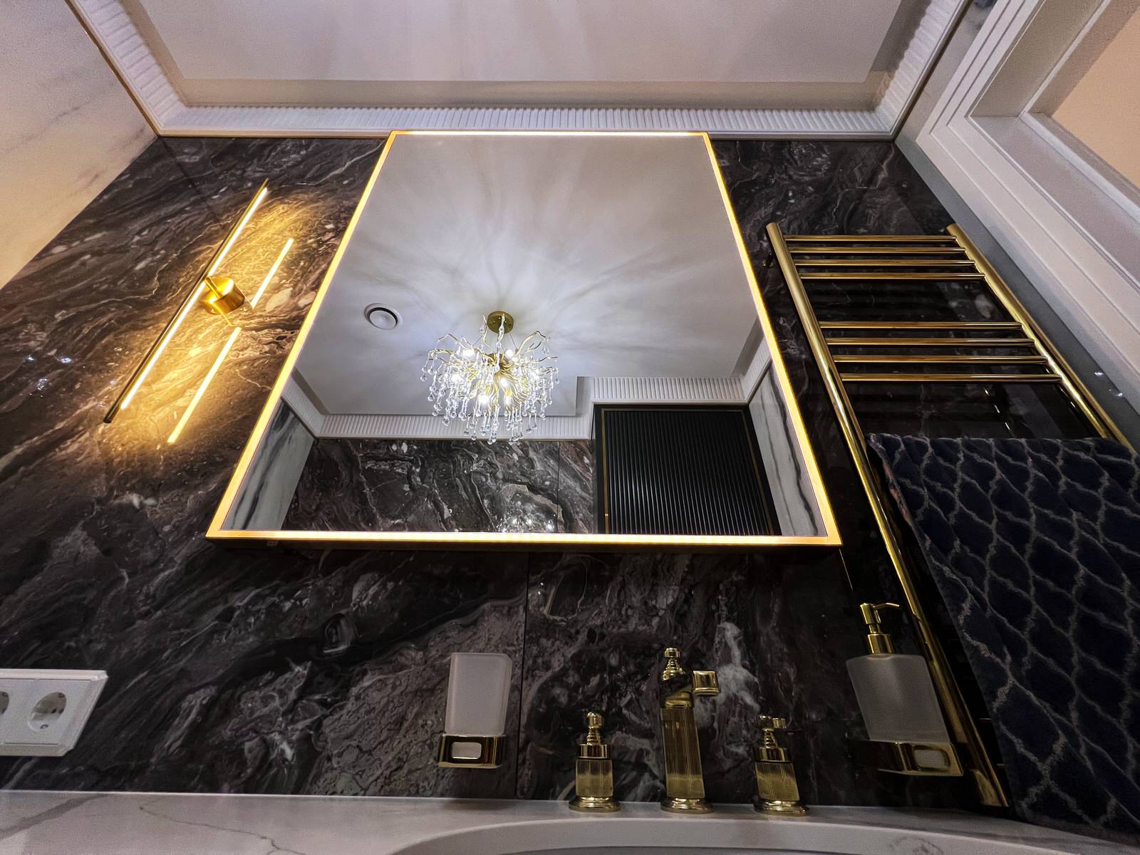 Зеркало в сатинированной раме с подсветкойЗеркало в алюминиевой сатинированной р