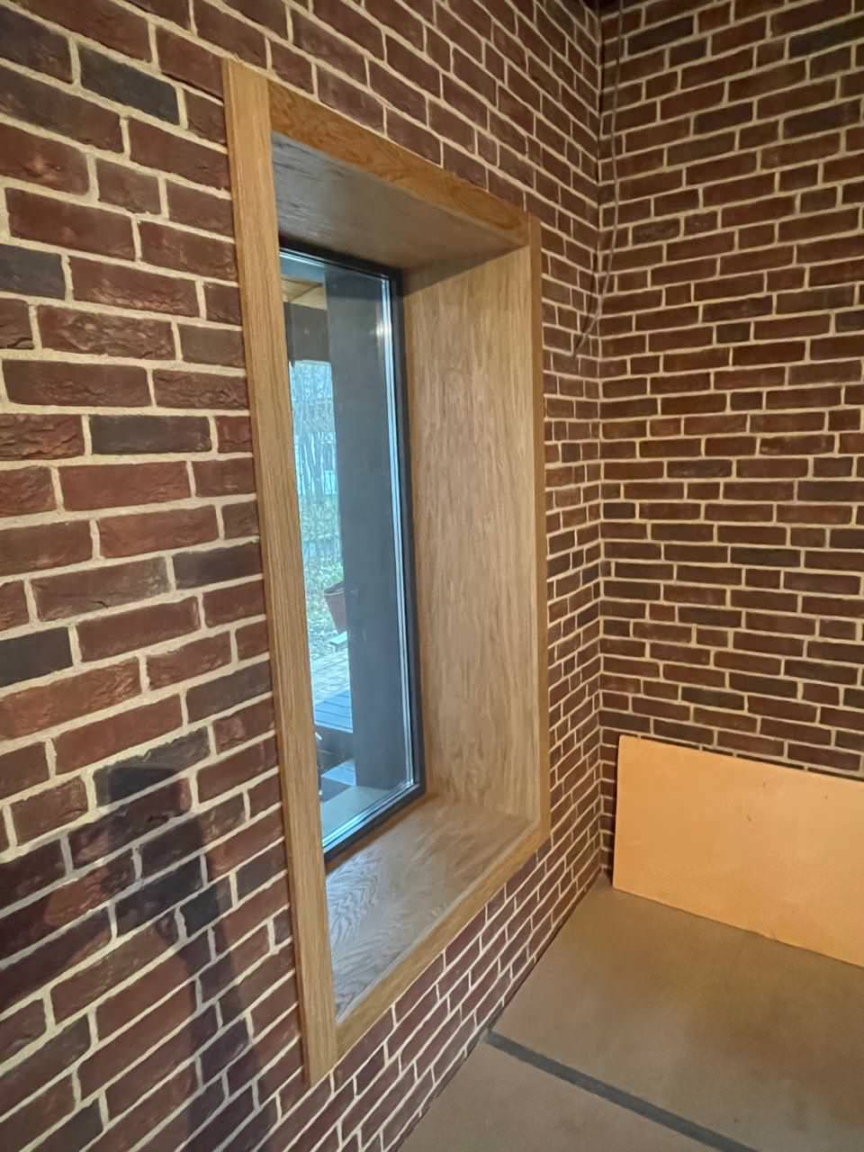 Шпонированные откосы в загородном доме