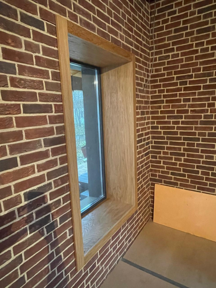 Шпонированные откосы в загородном доме