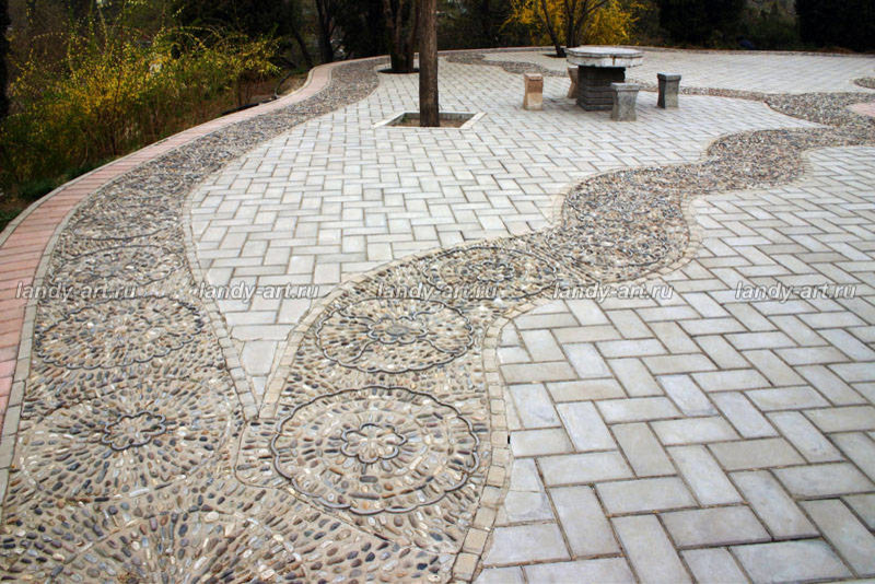 Мощение узорами с использованием разных материалов.