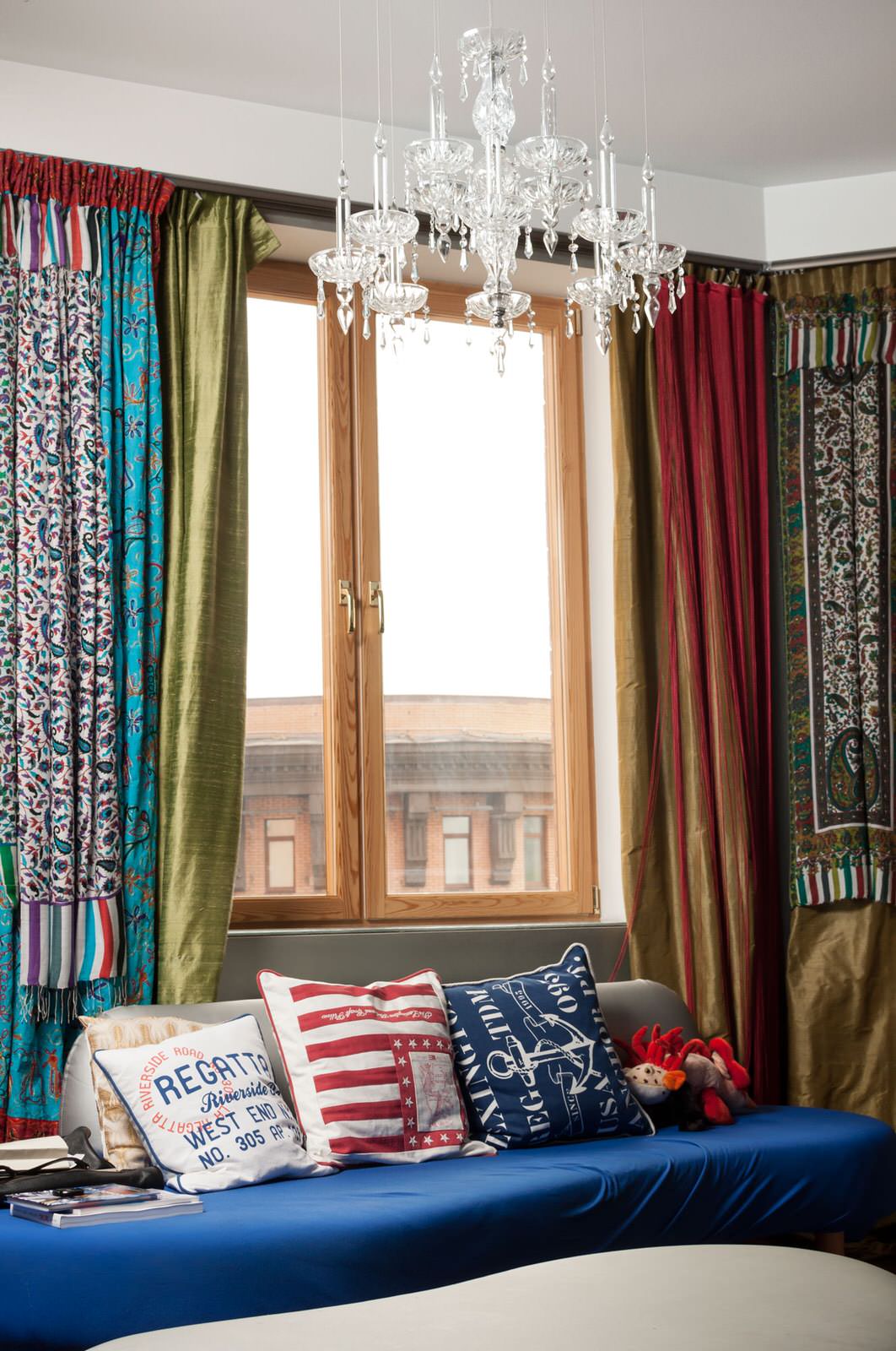 Весёлый интерьер даже зимней ночью