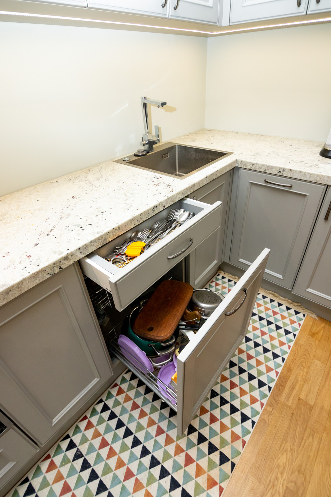 Светло-серая кухня в классическом стиле