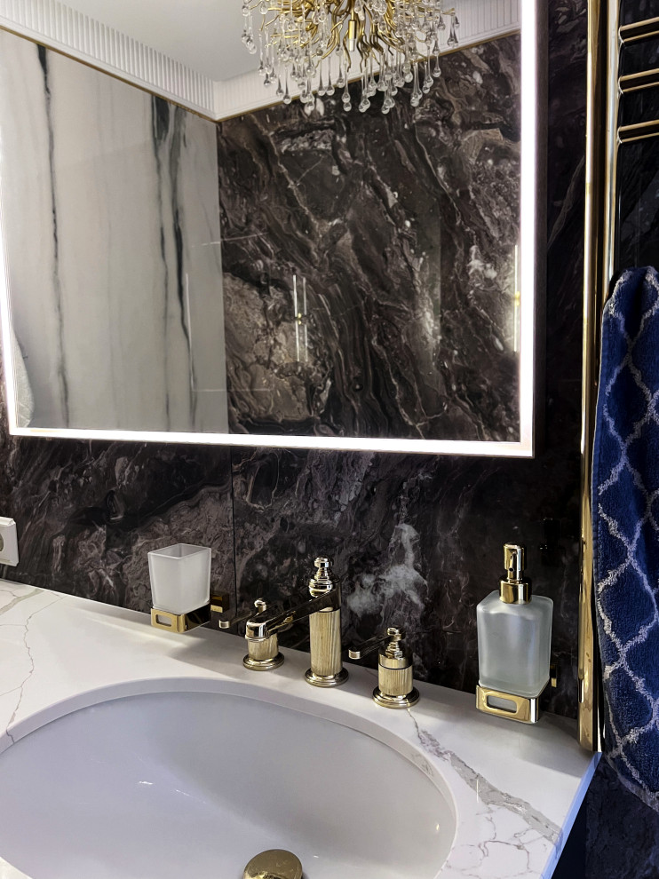 Зеркало в сатинированной раме с подсветкой