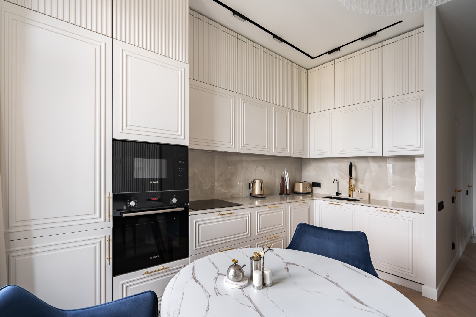 Белая кухня в стиле итальянцев