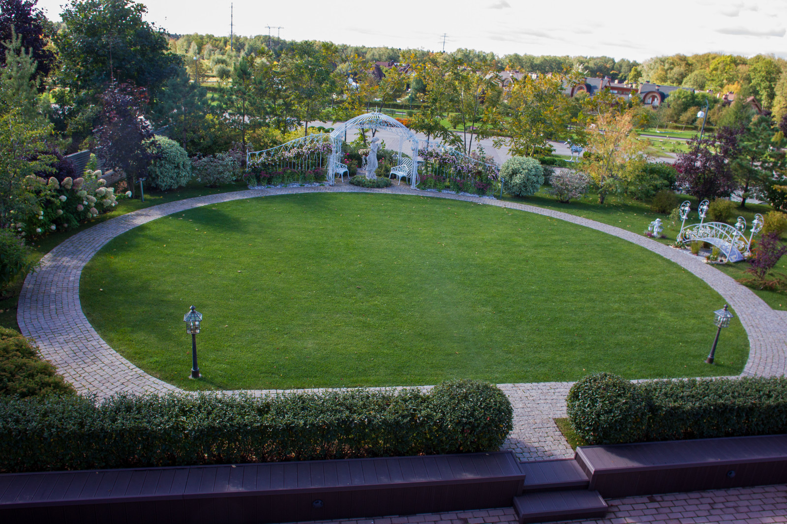 Сад на Пятницком шоссе.  Дизайнер Лариса Юрова