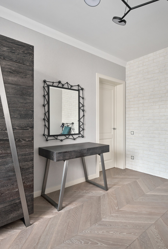 Белые дубовые двери в неоклассическом интерьере