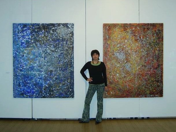 На фоне картин Лики Волчек