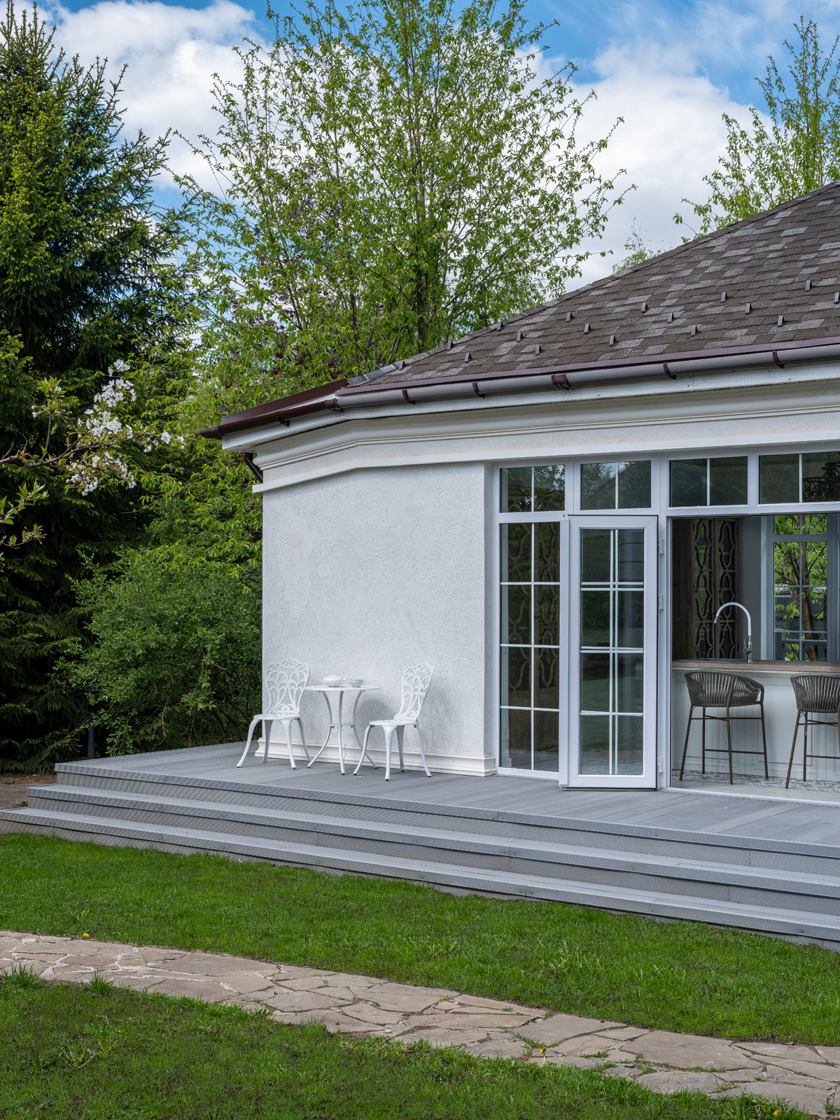 Павильон для отдыха с бассейном