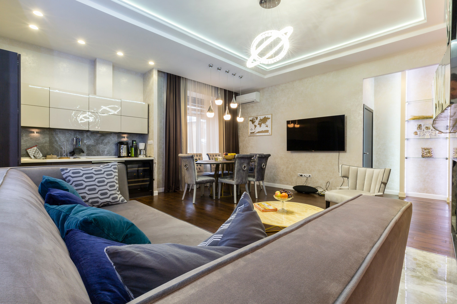 STYLISH LUX APARTMENT IN THE HEART OF THE CITY