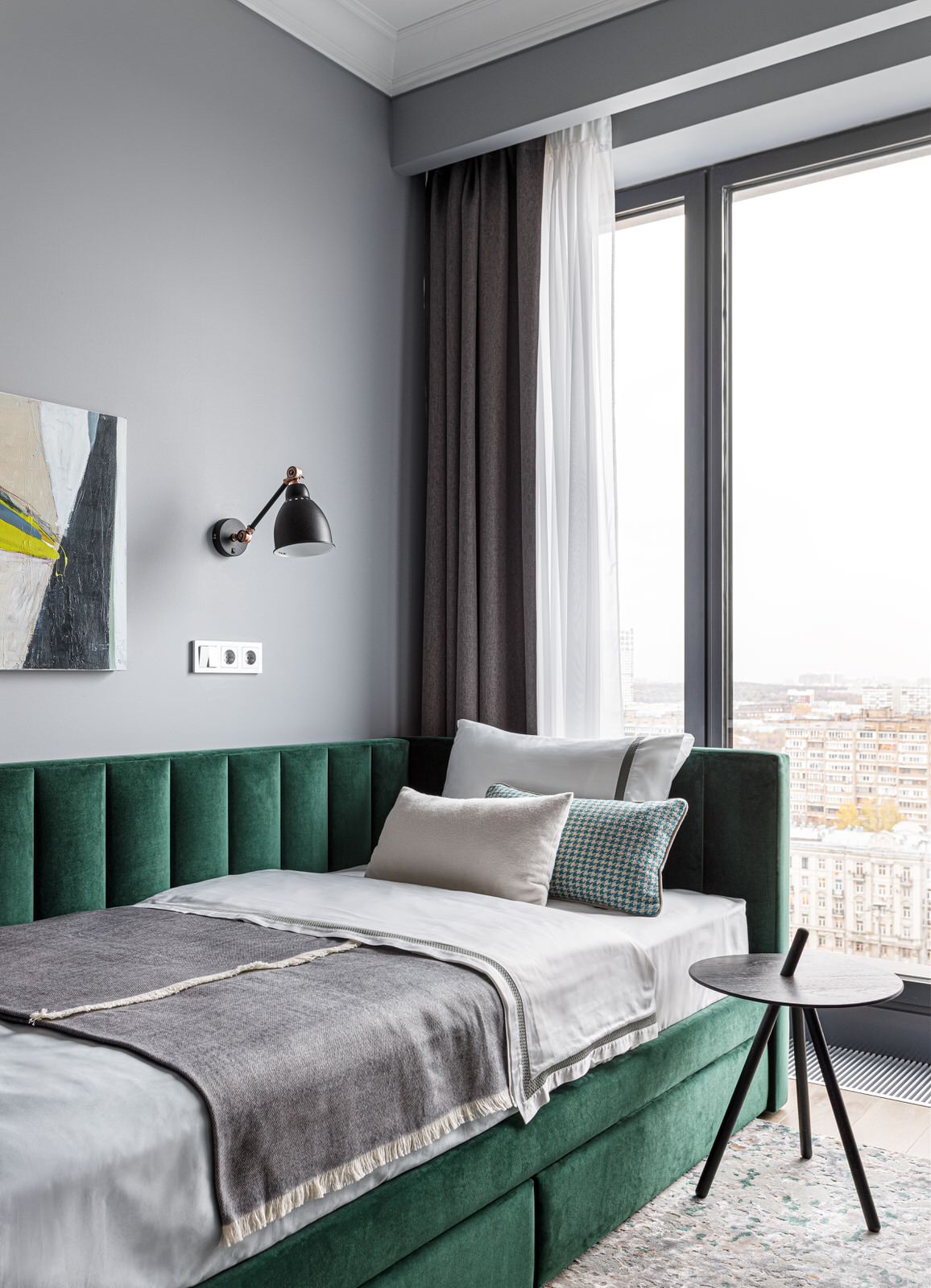 Монохромный серый в реализованном дизайн-проекте в Москве