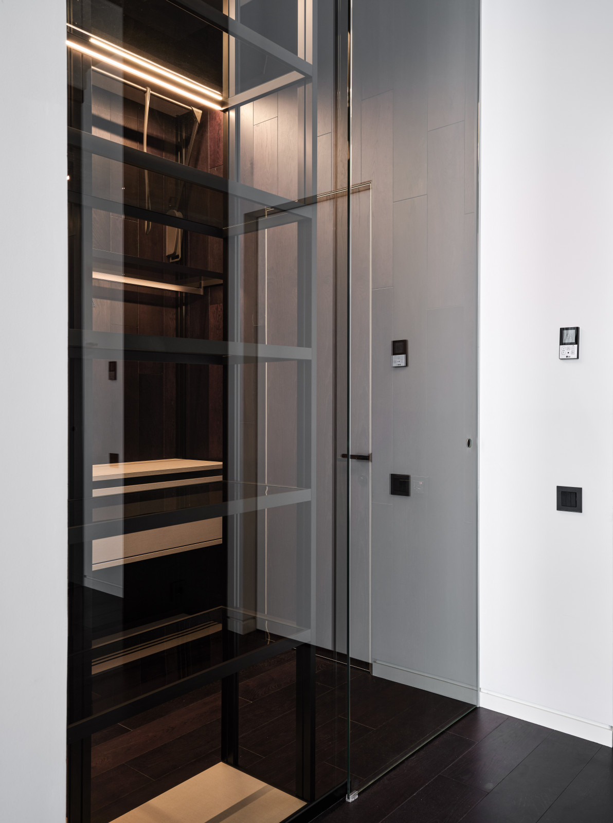 Стеклянная гардеробная система