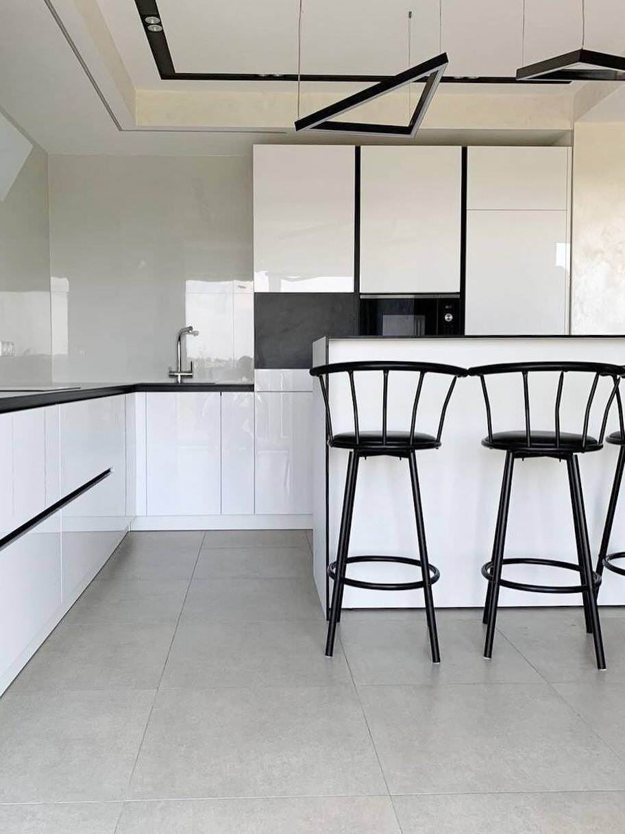 Белая кухня с островом