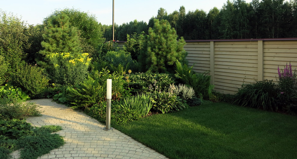 Сад с геометричным водоемом