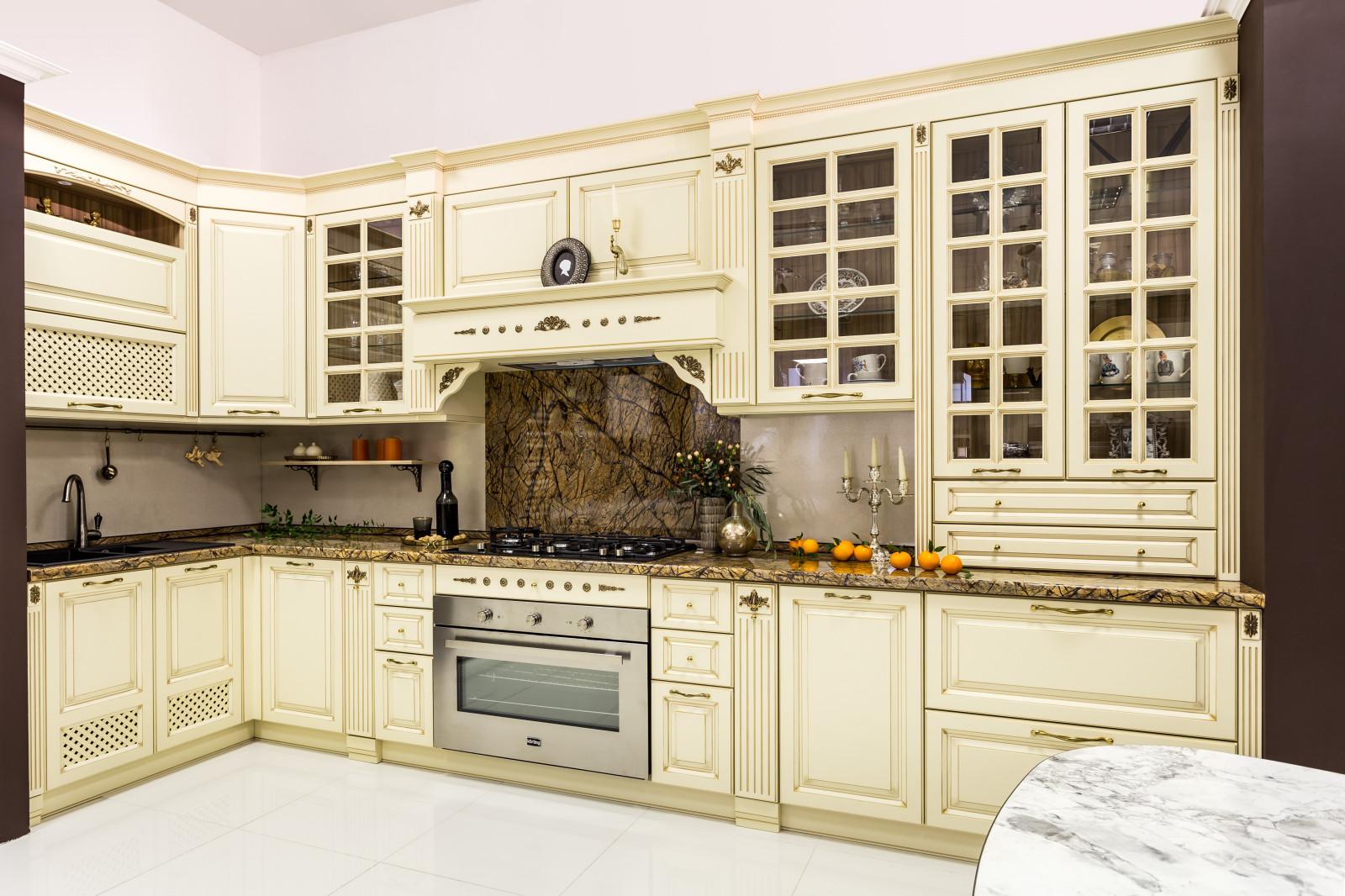 Классическая кухня для мебельного салона
