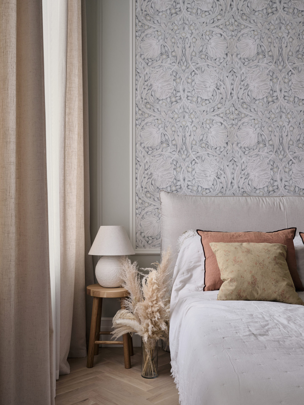 Кровать с мягким изголовьем и прикроватным столиком