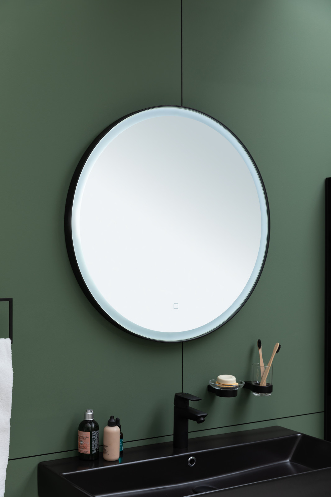 Зеркало с LED-подсветкой в ванной комнате