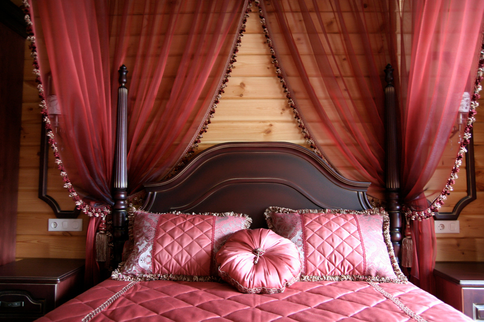 Обложка проекта: Спальня с балдахином в коттедже из клееного бруса