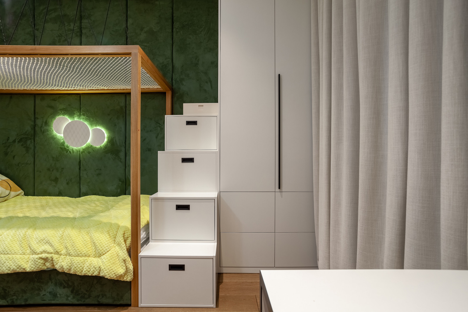 Лестница с системой хранения и шкаф